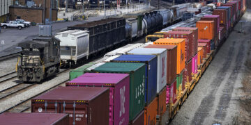 ένα κέντρο διαλογής εμπορικών βαγονιών τρένου