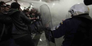 Η «πόρτα  της αλληλεγγύης» και η κερκόπορτα των πλειστηριασμών