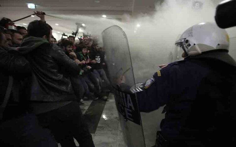 Η «πόρτα της αλληλεγγύης» και η κερκόπορτα των πλειστηριασμών