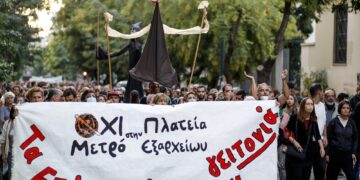 Εξάρχεια: Μεγάλη συγκέντρωση και διαδήλωση ενάντια στο μετρό (βίντεο)