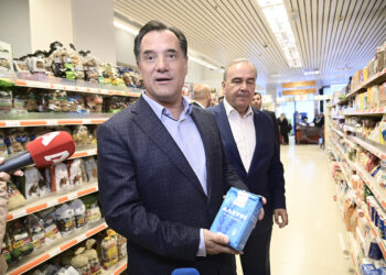 Κυβέρνηση-ντίλερ των εταιρειών, αλώβητες οι τιμές και τα κέρδη