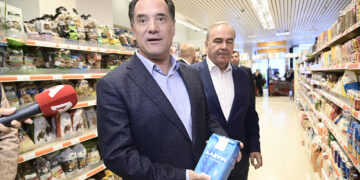 Κυβέρνηση-ντίλερ των εταιρειών, αλώβητες οι τιμές και τα κέρδη