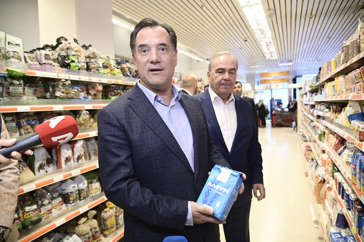 Κυβέρνηση-ντίλερ των εταιρειών, αλώβητες οι τιμές και τα κέρδη