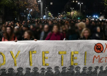 Εξάρχεια: Μεγάλη συγκέντρωση και διαδήλωση ενάντια στο μετρό (βίντεο)