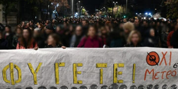 Εξάρχεια: Μεγάλη συγκέντρωση και διαδήλωση ενάντια στο μετρό (βίντεο)