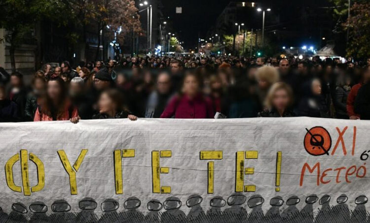 Εξάρχεια: Μεγάλη συγκέντρωση και διαδήλωση ενάντια στο μετρό (βίντεο)