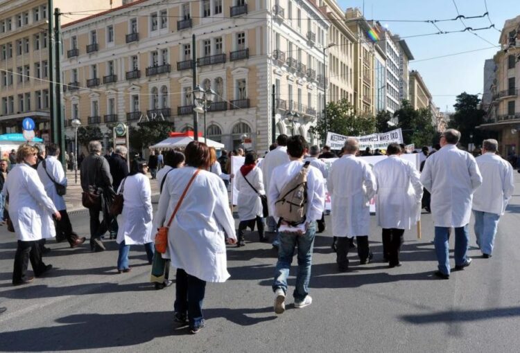 Μπαράζ απεργιών για το νομοσχέδιο-νεκροθάφτη του ΕΣΥ – Παλλαϊκό συλλαλητήριο την Πέμπτη 1/12 στις 13:00 στο Σύνταγμα