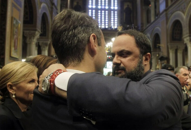 Άνω κάτω το πολιτικό σκηνικό από παρακολουθήσεις και τα «γρυλίσματα» του Ομίλου Μαρινάκη