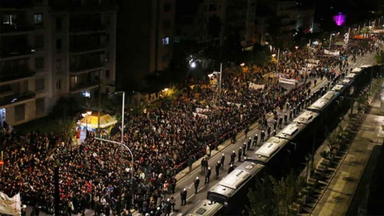 Μήνυμα ανατροπής από τις πολύ μεγάλες πορείες για το Πολυτεχνείο