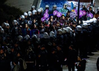 Τουρκία: Aστυνομικός κλοιός κατά γυναικών σε σχήμα Ζέπελιν!