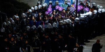 Τουρκία: Aστυνομικός κλοιός κατά γυναικών σε σχήμα Ζέπελιν!