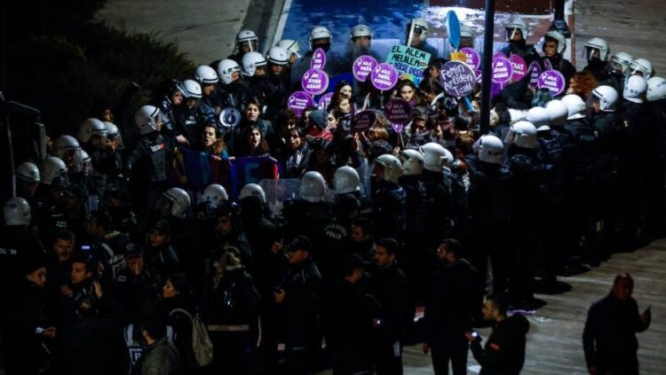 Τουρκία: Aστυνομικός κλοιός κατά γυναικών σε σχήμα Ζέπελιν!