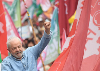 Ο Λούλα υψώνει τη γροθιά του σε μια λαϊκή συγκέντρωση