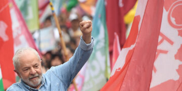 Ο Λούλα υψώνει τη γροθιά του σε μια λαϊκή συγκέντρωση