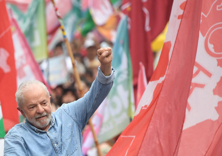 Ο Λούλα υψώνει τη γροθιά του σε μια λαϊκή συγκέντρωση