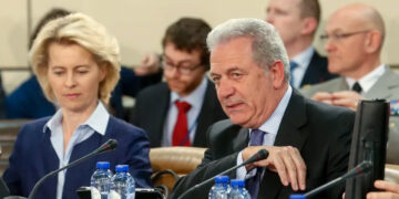 «Μα είναι κάτι πιο βαθύ  που τους λερώνει…»