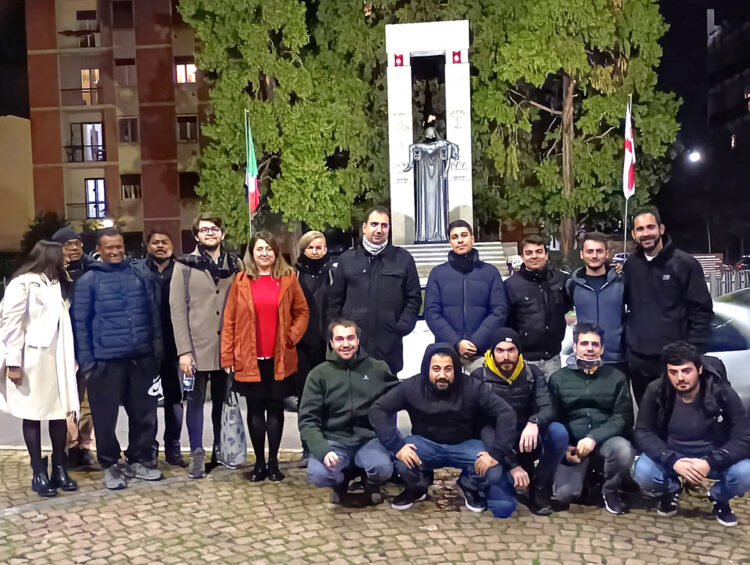 φωτό από διεθνή αντιπολεμική συνδιάσκεψη στο Μιλάνο