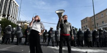 Με χημικά και ξύλο κατά εκπαιδευτικών (φωτο+βιντεο)