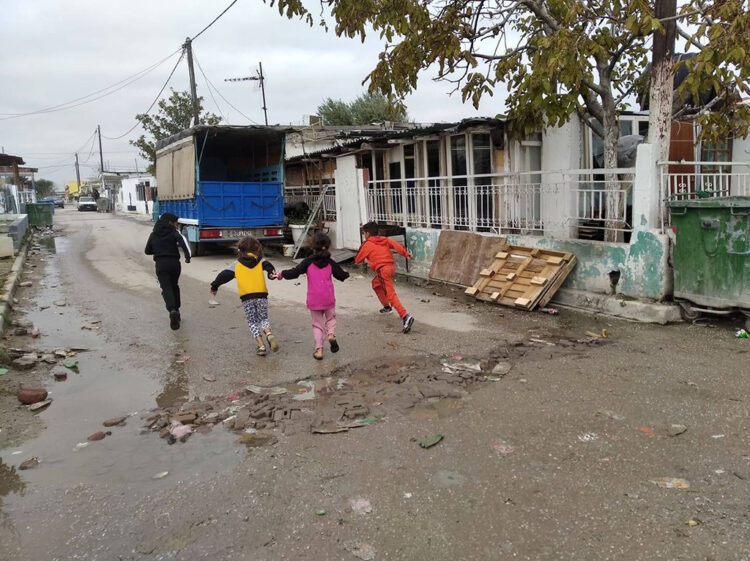 παιδάκια ρομά που τρέχουν