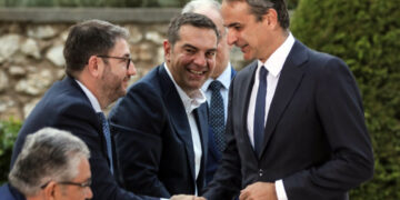 Μακριά από τις λαϊκές ανάγκες η μάχη του «μεσαίου χώρου»