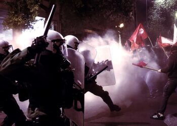«Οικουμενικό» υπέρ στο επίδομα στην ΕΛΑΣ, κατακραυγή από τον κόσμο