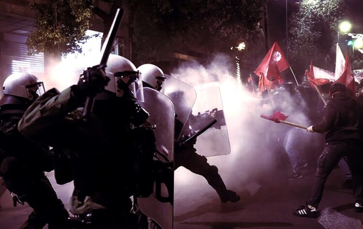 «Οικουμενικό» υπέρ στο επίδομα στην ΕΛΑΣ, κατακραυγή από τον κόσμο