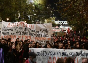 Διαρκείς επιθέσεις της ΕΛΑΣ στη μεγάλη διαδήλωση για τον θάνατο του 16χρονου