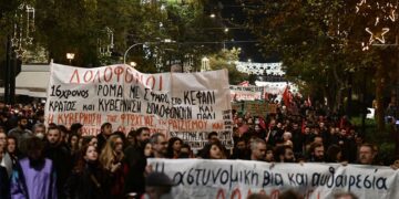 Διαρκείς επιθέσεις της ΕΛΑΣ στη μεγάλη διαδήλωση για τον θάνατο του 16χρονου