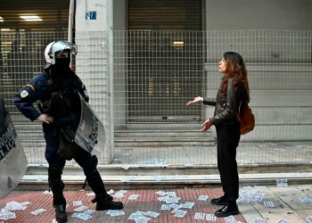 Υγειονομικοί: Στο εδώλιο με τον ν. Χρυσοχοΐδη η πρόεδρος της ΟΕΝΓΕ