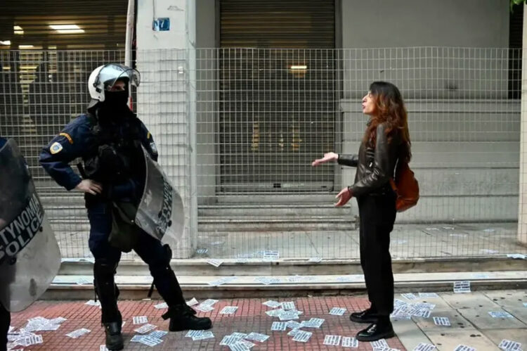 Υγειονομικοί: Στο εδώλιο με τον ν. Χρυσοχοΐδη η πρόεδρος της ΟΕΝΓΕ