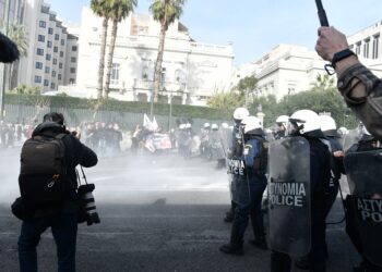 Με χημικά και ξύλο κατά εκπαιδευτικών (φωτο+βιντεο)