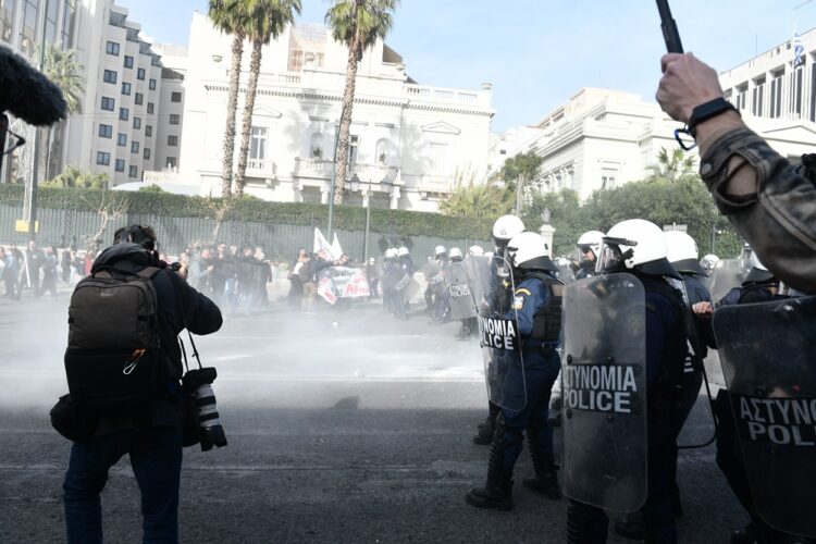 Με χημικά και ξύλο κατά εκπαιδευτικών (φωτο+βιντεο)