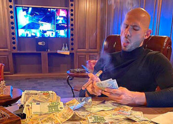 Ο Andrew Tate μετράει τα λεφτά του καπνίζοντας ένα πούρο