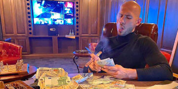 Ο Andrew Tate μετράει τα λεφτά του καπνίζοντας ένα πούρο