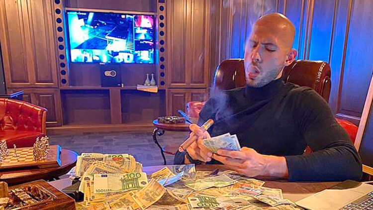 Ο Andrew Tate μετράει τα λεφτά του καπνίζοντας ένα πούρο
