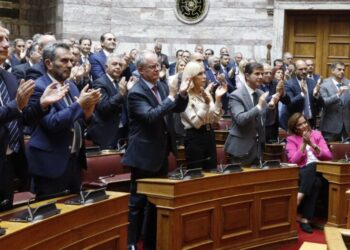 Κραυγές και ψίθυροι μέσα στη βουλή