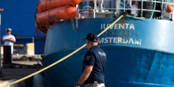 «Επισυνδέσεις» κατά διασωστών και προσφύγων στην Ιταλία