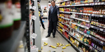 «Κοκτέιλ» ακρίβειας, φτώχειας και ελλείψεων από κυβέρνηση-ΕΕ