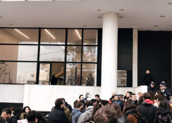 Αστυνομία και μπράβοι εναντίον διαδηλωτών στη διαμαρτυρία για τις απολύσεις της Green Properties