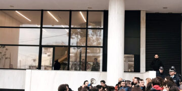 Αστυνομία και μπράβοι εναντίον διαδηλωτών στη διαμαρτυρία για τις απολύσεις της Green Properties