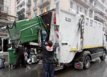 Δουλεύοντας μέχρι θανάτου πάνω σε απορριμματοφόρο