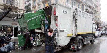 Δουλεύοντας μέχρι θανάτου πάνω σε απορριμματοφόρο
