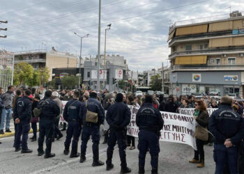 Συγκέντρωση αλληλεγγύης στην οικογένεια της 12χρονης στις φυλακές Κορυδαλλού (βίντεο)