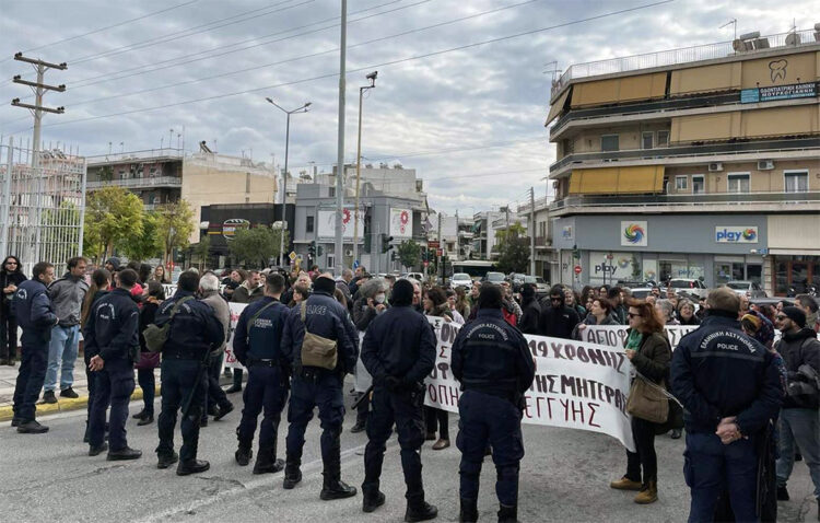 Συγκέντρωση αλληλεγγύης στην οικογένεια της 12χρονης στις φυλακές Κορυδαλλού (βίντεο)