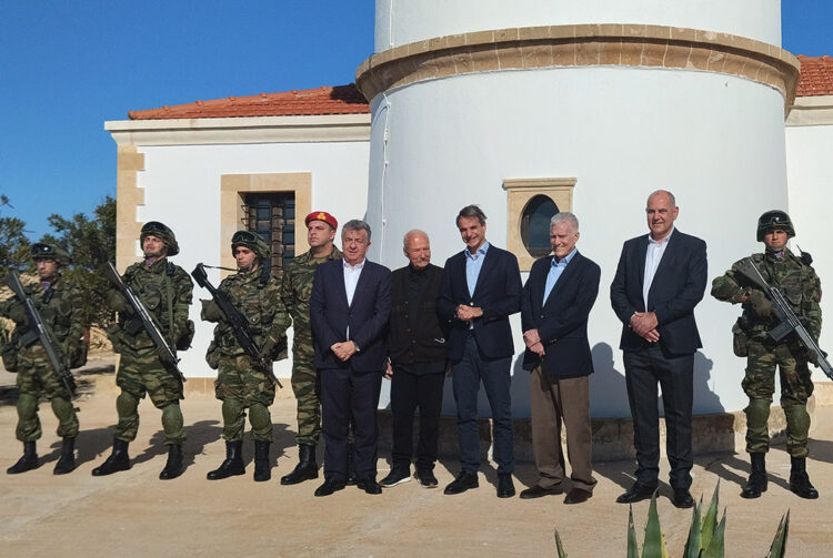 Αυταρχισμός και μιλιταρισμός στην επίσκεψη Μητσοτάκη στη Γαύδο