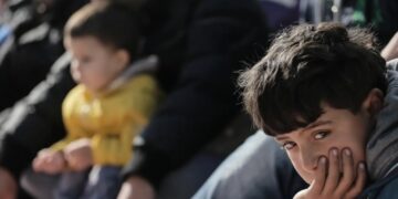 «ΕΣΤΙΑ» τέλος: Από διαμερίσματα σε στρατόπεδα χιλιάδες πρόσφυγες