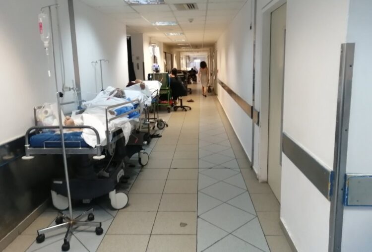 Νοσοκομεία: Αντί για νέες κλίνες, «χρυσώνουν» τους ιδιώτες με τα ράντζα