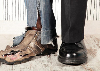 Ένα φθαρμένο και ένα ακριβό παπούτσι