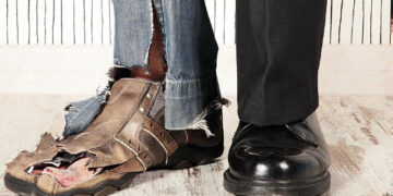Ένα φθαρμένο και ένα ακριβό παπούτσι