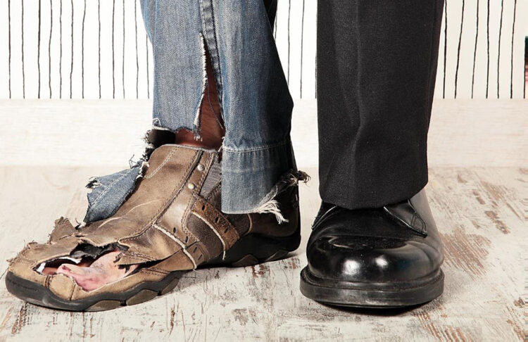 Ένα φθαρμένο και ένα ακριβό παπούτσι